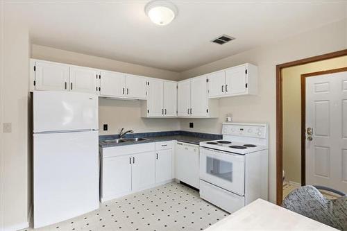 73 Baxter Bay, Winnipeg, MB - Indoor Photo Showing Kitchen With Double Sink