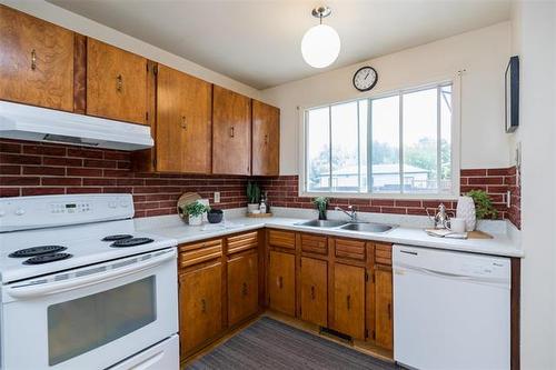 795 Oakdale Dr, Winnipeg, MB - Indoor Photo Showing Kitchen With Double Sink