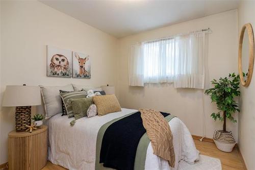 795 Oakdale Dr, Winnipeg, MB - Indoor Photo Showing Bedroom