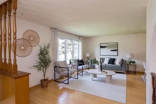 795 Oakdale Dr, Winnipeg, MB - Indoor Photo Showing Living Room