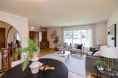 795 Oakdale Dr, Winnipeg, MB - Indoor Photo Showing Living Room