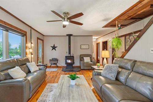 239 Main St, Carrick, MB - Indoor Photo Showing Living Room