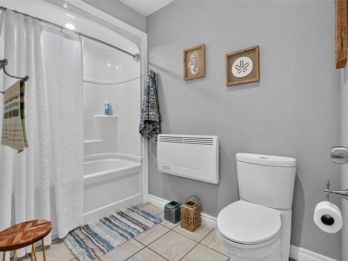 32 Pinecrest Boulevard, Bridgewater, NS - Indoor Photo Showing Bathroom