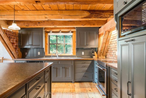22 Newton Way, Clearview, ON - Indoor Photo Showing Kitchen