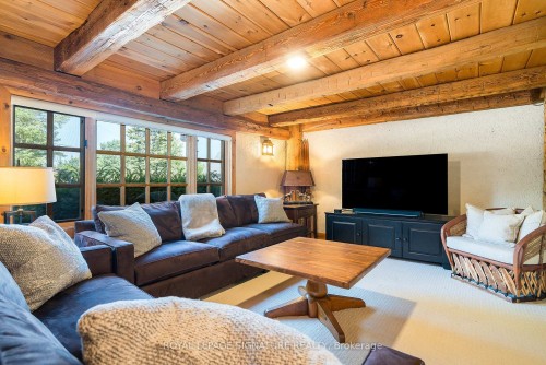 22 Newton Way, Clearview, ON - Indoor Photo Showing Living Room