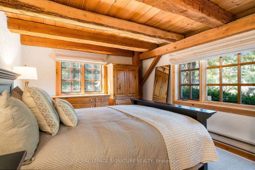22 Newton Way, Clearview, ON - Indoor Photo Showing Bedroom