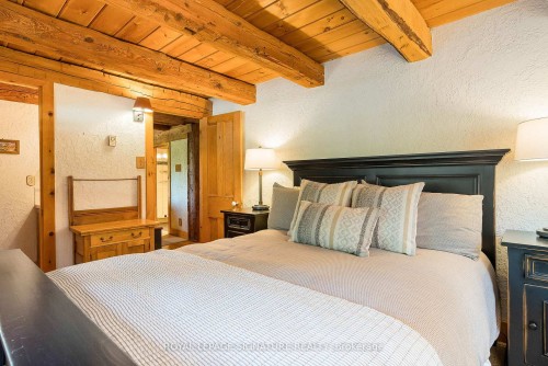 22 Newton Way, Clearview, ON - Indoor Photo Showing Bedroom