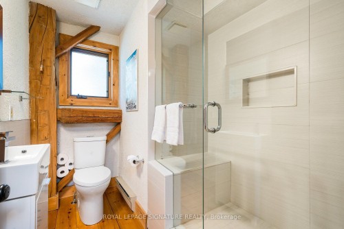 22 Newton Way, Clearview, ON - Indoor Photo Showing Bathroom