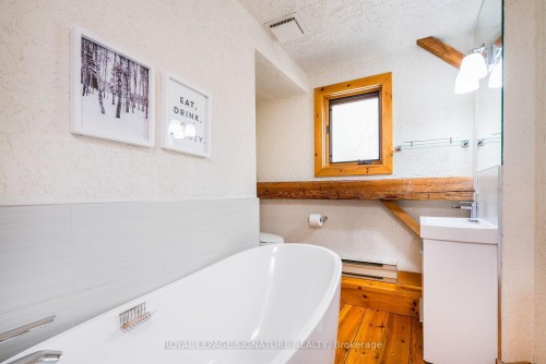 22 Newton Way, Clearview, ON - Indoor Photo Showing Bathroom