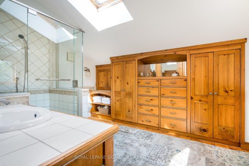 22 Newton Way, Clearview, ON - Indoor Photo Showing Bathroom