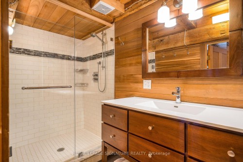 22 Newton Way, Clearview, ON - Indoor Photo Showing Bathroom