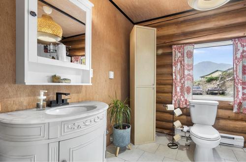 760 Kangaroo Trail, Nakusp, BC - Indoor Photo Showing Bathroom