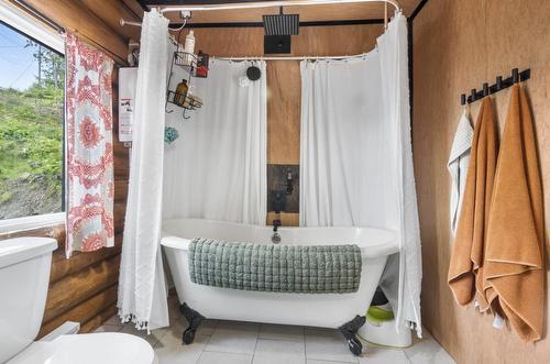 760 Kangaroo Trail, Nakusp, BC - Indoor Photo Showing Bathroom