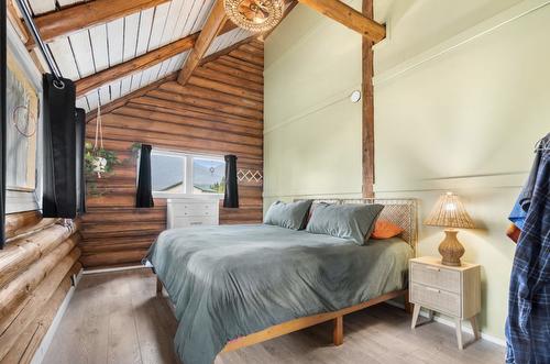 760 Kangaroo Trail, Nakusp, BC - Indoor Photo Showing Bedroom