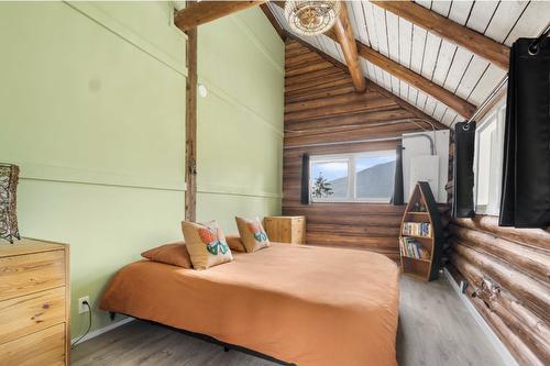 760 Kangaroo Trail, Nakusp, BC - Indoor Photo Showing Bedroom
