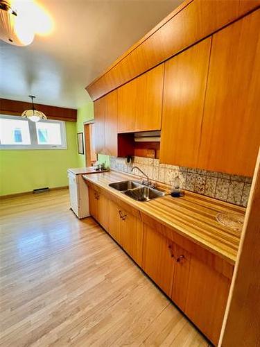 29 Bronstone Blvd, Winnipeg, MB - Indoor Photo Showing Kitchen With Double Sink