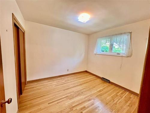 29 Bronstone Blvd, Winnipeg, MB - Indoor Photo Showing Other Room