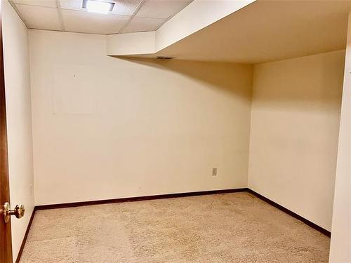 29 Bronstone Blvd, Winnipeg, MB - Indoor Photo Showing Other Room
