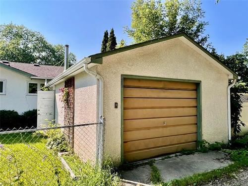 29 Bronstone Blvd, Winnipeg, MB - Outdoor With Exterior
