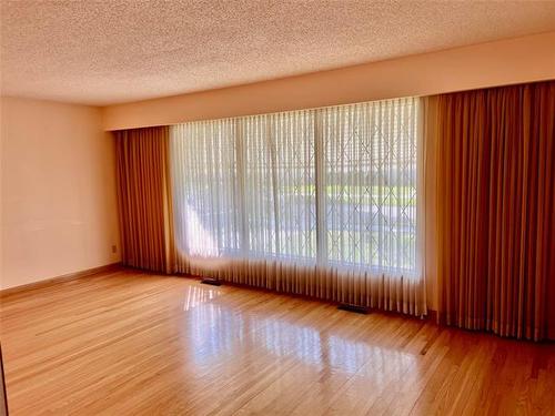 29 Bronstone Blvd, Winnipeg, MB - Indoor Photo Showing Other Room