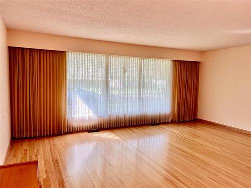 29 Bronstone Blvd, Winnipeg, MB - Indoor Photo Showing Other Room