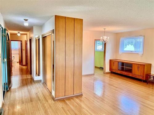 29 Bronstone Blvd, Winnipeg, MB - Indoor Photo Showing Other Room