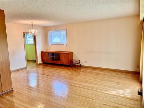 29 Bronstone Blvd, Winnipeg, MB - Indoor Photo Showing Other Room