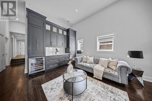 30 Maple Avenue N, Mississauga, ON - Indoor Photo Showing Living Room