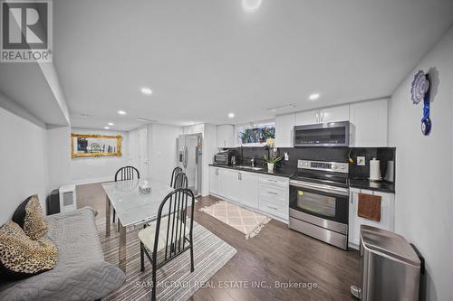 30 Maple Avenue N, Mississauga, ON - Indoor Photo Showing Kitchen