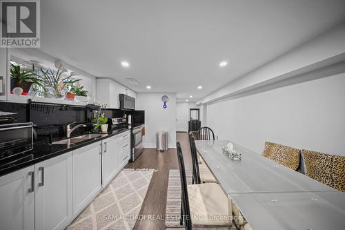 30 Maple Avenue N, Mississauga, ON - Indoor Photo Showing Kitchen
