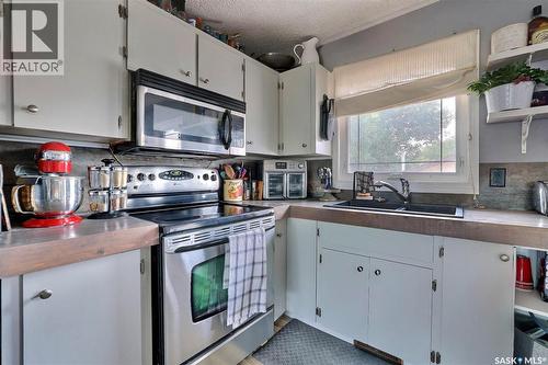 86 Straub Crescent, Regina, SK - Indoor Photo Showing Kitchen With Double Sink