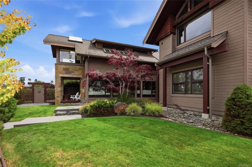 880 Bluffs Dr, Qualicum Beach, BC 