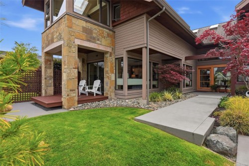 880 Bluffs Dr, Qualicum Beach, BC 