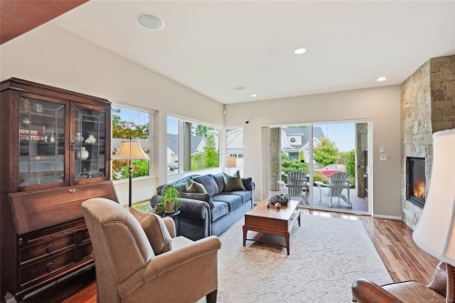 880 Bluffs Dr, Qualicum Beach, BC 