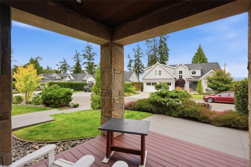 880 Bluffs Dr, Qualicum Beach, BC 