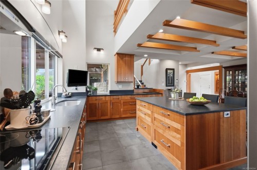 880 Bluffs Dr, Qualicum Beach, BC 