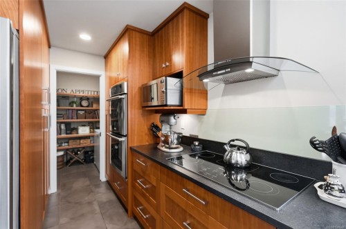 880 Bluffs Dr, Qualicum Beach, BC 