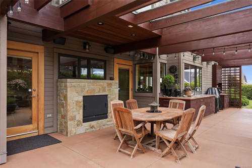 880 Bluffs Dr, Qualicum Beach, BC 