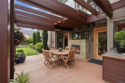 880 Bluffs Dr, Qualicum Beach, BC 