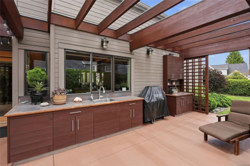 880 Bluffs Dr, Qualicum Beach, BC 