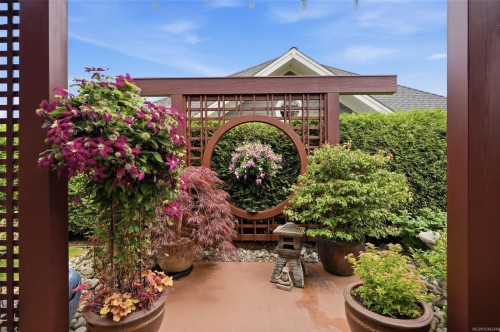 880 Bluffs Dr, Qualicum Beach, BC 