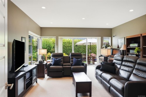 880 Bluffs Dr, Qualicum Beach, BC 