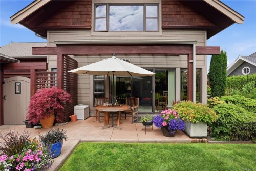 880 Bluffs Dr, Qualicum Beach, BC 
