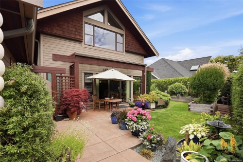 880 Bluffs Dr, Qualicum Beach, BC 