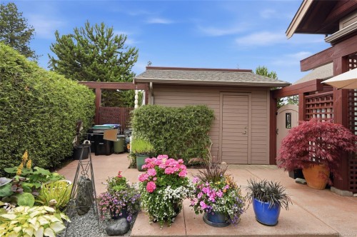 880 Bluffs Dr, Qualicum Beach, BC 