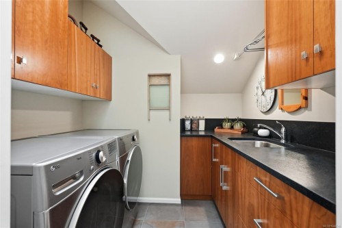 880 Bluffs Dr, Qualicum Beach, BC 