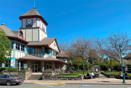 880 Bluffs Dr, Qualicum Beach, BC 