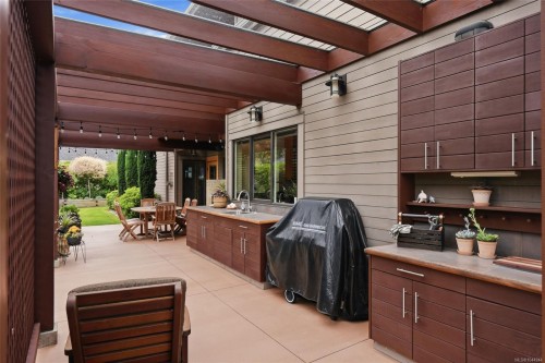 880 Bluffs Dr, Qualicum Beach, BC 