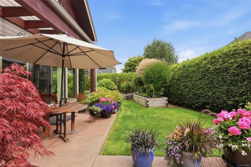 880 Bluffs Dr, Qualicum Beach, BC 