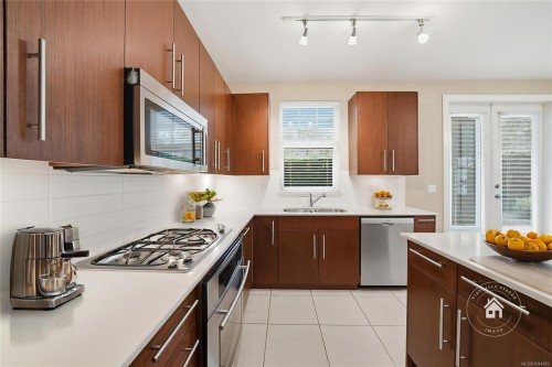 #101-1325 Cape Cod Dr, Parksville, BC - Indoor Photo Showing Kitchen With Double Sink With Upgraded Kitchen